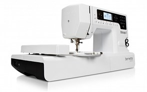 Швейно-вышивальная машина Bernette Chicago 7 с вышивальным модулем вид под углом